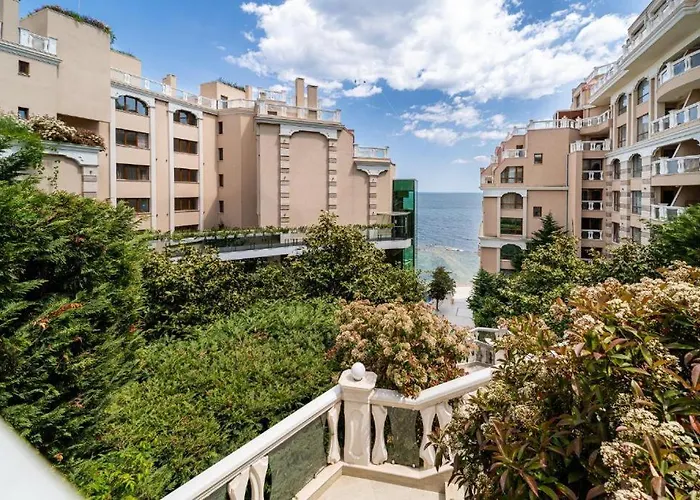 La Spacious With A Sea View 아파트 바르나